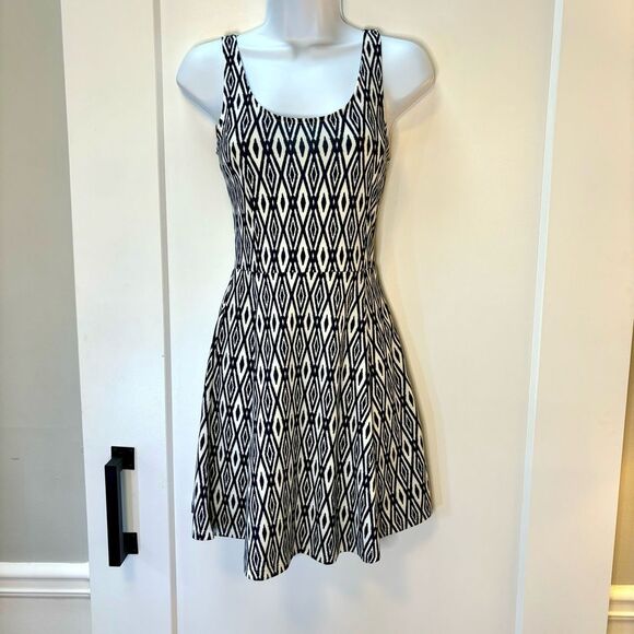 Divided H&M blue and white chevron tribal print fit and flare dress size 4 - Picture 2 of 7